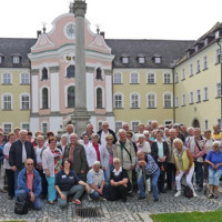 Die SPD-Seniorengruppe im Hof des Klosters Metten